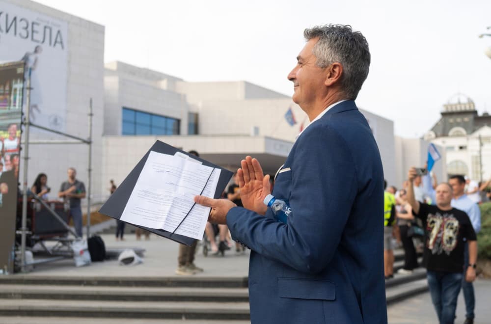 Slika uz članak: Vučić: "Srećan sam da takvi ljude ponose krivičnu prijavu protiv mene"; "Govorili su da mi otac nije otac"