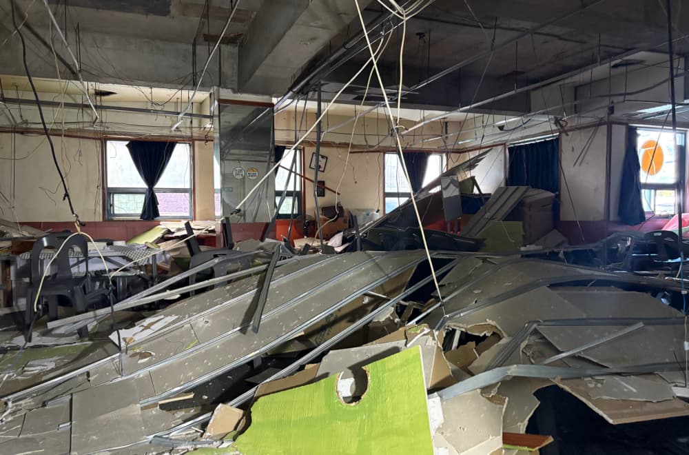 Slika uz članak: Potresne scene: Pao plafon u supermarketu; Na desetine povređenih FOTO