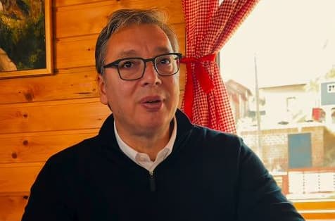 Slika uz članak: Vučić posetio Etno-selo Čubura kod Merošine: "Uz fenomenalnu jagnjetinu ispod sača naručio sam i Niško pivo"