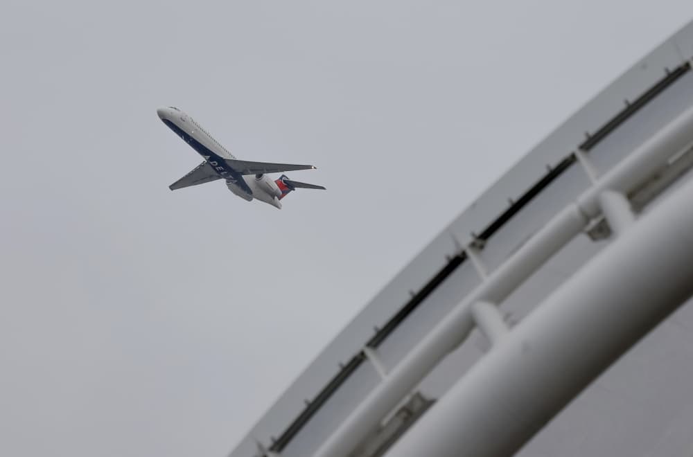 Slika uz članak: Dojava o bombi u avionu iz Njujorka za Izrael; Putnici hitno evakuisani VIDEO