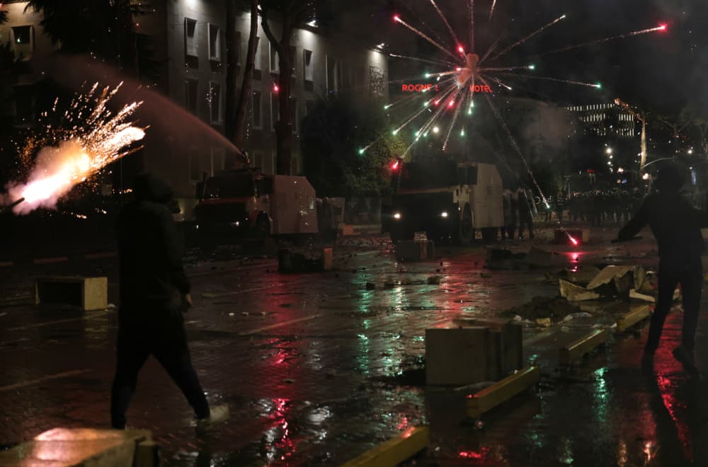 Slika uz članak: Tirana gori: Demonstranti bacali Molotovljeve koktele, zapaljena vozila; Policija upotrebila suzavac