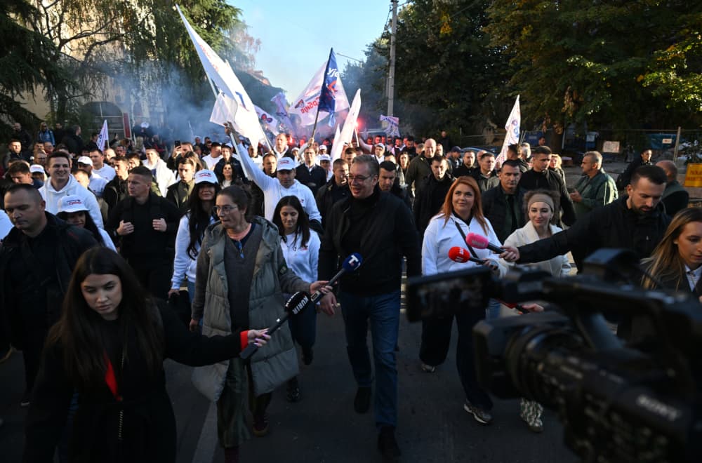 Slika uz članak: Vučić stigao vozom u Petrovaradin, do centra Novog Sada nastavlja peške