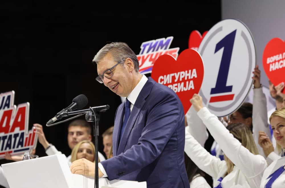 Slika uz članak: Na skupu za Vučića u Novom Sadu se pojavio europski premijer i progovorio na srpskom jeziku