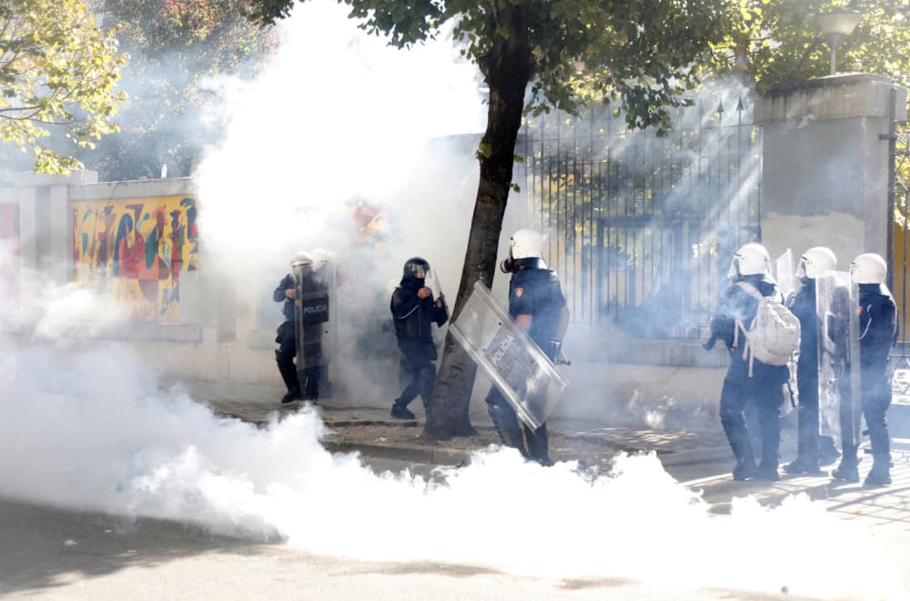 Slika uz članak: Haos u Tirani: Demonstranti pale i gađaju kamenicama; Policija upotrebila suzavac i vodene topove VIDEO