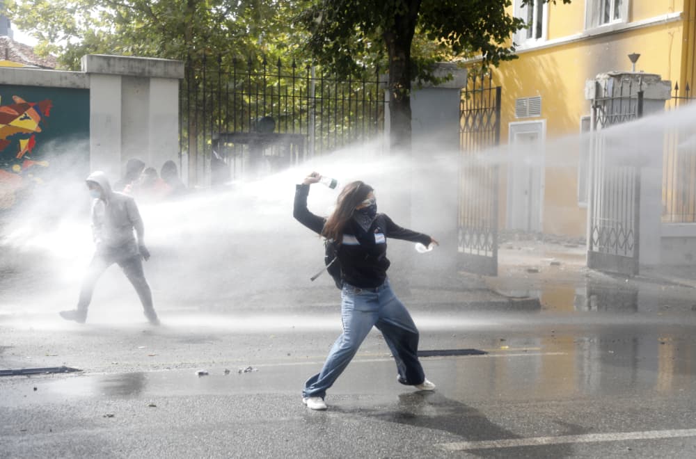 Slika uz članak: Direktor policije Tirane povređen na protestima! Bolnice pune, nasilje postaje sve žešće