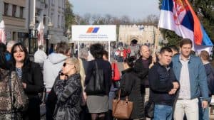 Slika uz članak: Portal Zoomer: Napadnut naš dopisnik tokom izveštavanja sa skupa u blizini štanda pristalica SNS-a u Nišu