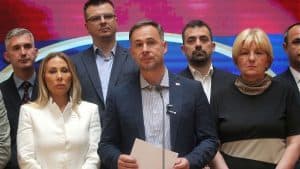 Slika uz članak: Srbija sve bliža referendumskoj atmosferi: Posle DS-a, ZLF-a, PSG-a i koalicija Narodna Srbija odustala od izborne trke