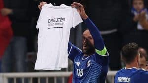 Slika uz članak: Fudbaler Kosova dao gol pa pokazao majicu podrške Tačiju i OVK