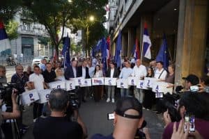 Slika uz članak: Proevropska koalicija predala izbornu listu, Vučić pecao i slušao Tomu Zdravkovića