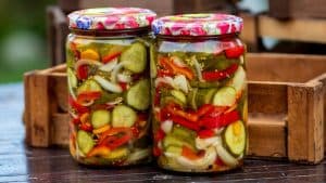 Slika uz članak: Šarena salata za zimu: Hrskava zimnica puna povrća koja se lako priprema