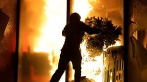 Slika uz članak: „Ovo je revolucija, nećemo stati dok Rama ne podnese ostavku“: Neredi na studentskim protestima u Albaniji, zapaljena zgrada ministarstva i dve banke (VIDEO)