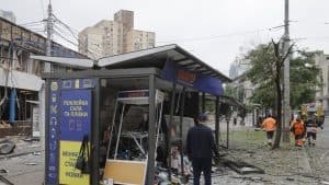 Slika uz članak: Rusija izvela napad kliznom bombom, pogođeno autobusko stajalište u Ukrajini: Ubijene 33 osobe (VIDEO)