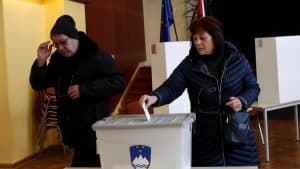 Slika uz članak: Slovenci glasali za obavezan rad za primanje socijalne pomoći i ukidanje TV pretplate