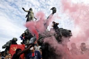 Slika uz članak: Pozivaju na proteste protiv rasta troškova života i obnovu „Žutih prsluka“: Demonstranti širom Francuske se pridružuju se nezadovoljnim srednjoškolcima