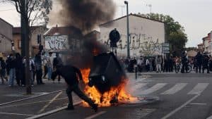 Slika uz članak: Protesti učenika u Francuskoj: Uništene škole, raste broj povređenih i uhapšenih