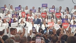 Slika uz članak: Vučić u Kragujevcu najavio velike čistke u vlasti, obećao plate od 1.500 evra i penzije od 750 evra ako postane premijer