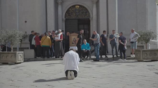Slika uz članak: Glasne maše klečalcev za tiho krepitev patriarhata