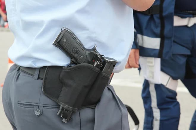Slika uz članak: Letos trije policisti ostali brez orožja; ministrstvo zahteva strožjo zakonodajo