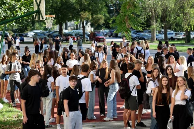 Slika uz članak: Očiten vpliv zaslonov in družbenih medijev na vztrajno padanje bralne pismenosti
