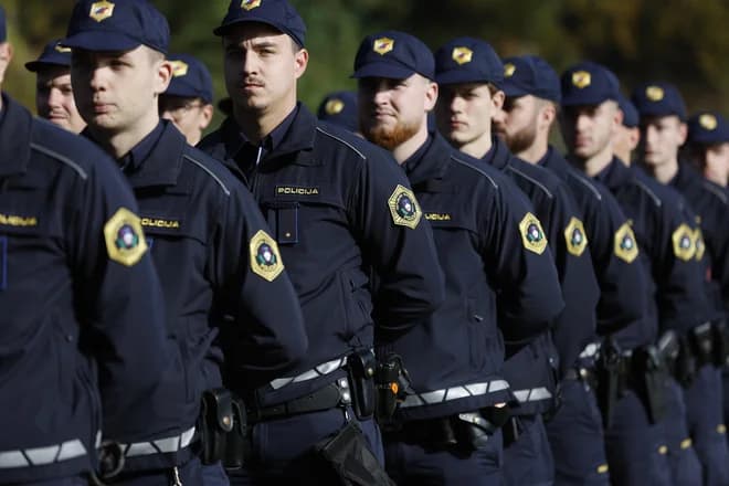 Slika uz članak: Izvajanje političnih pritiskov na delo policije: je Golob kršil zakonodajo?