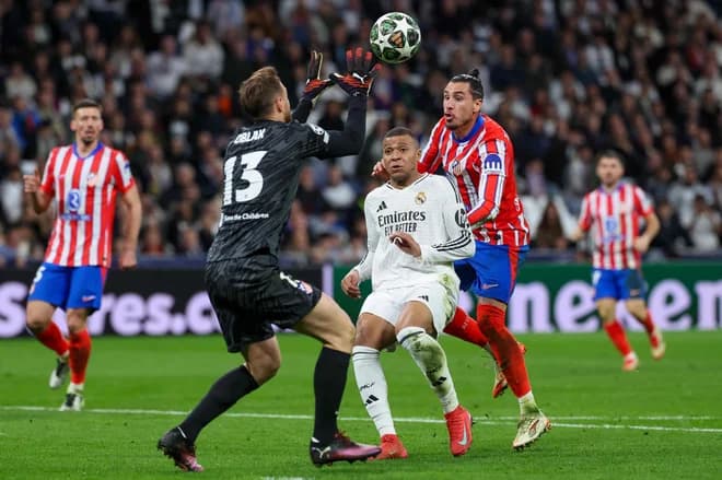 Slika uz članak: Razburljiv vikend, poln derbijev, kako se bosta izkazala Šeško in Oblak
