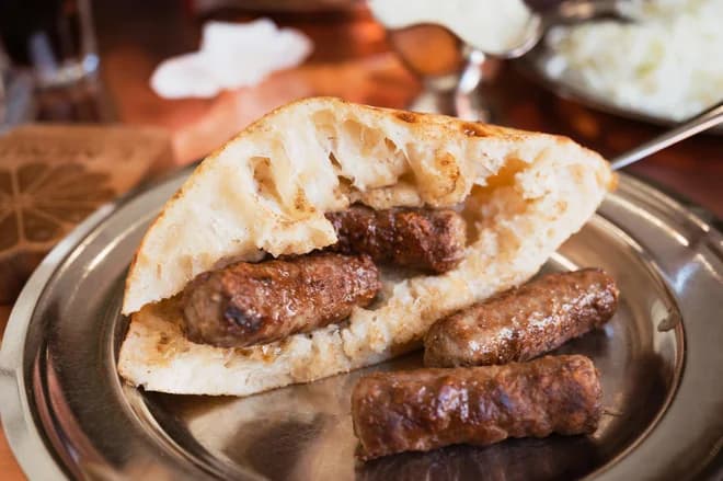 Slika uz članak: Zakaj kar naenkrat na krožniku 11 čevapčičev