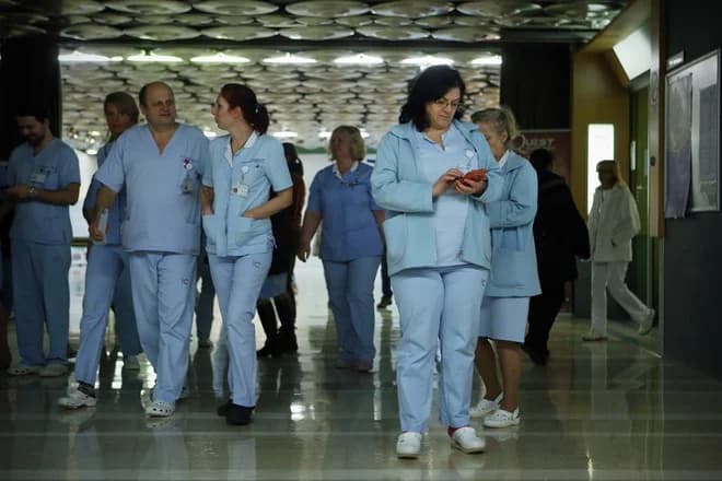 Slika uz članak: Javni sektor: vlada načrtuje 20-odstotni rez zaposlenih do leta 2028