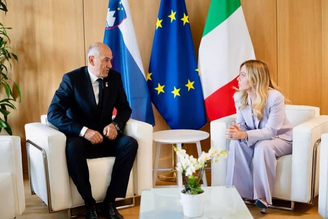 Slika uz članak: Janez Janša danes pri premierki, ki se Slovenije izogiba
