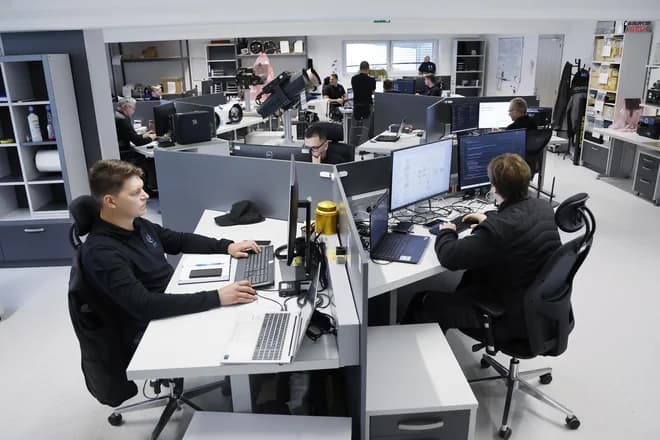 Slika uz članak: Z njihovimi sistemi države varujejo meje v dolžini tretjine poti okoli sveta