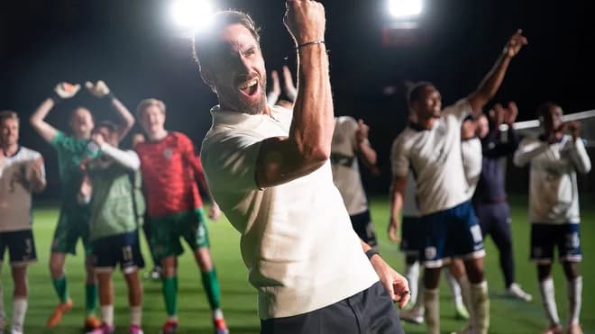 Slika uz članak: TV namig: Ko je bila nogometna Anglija na kolenih, je prišel on