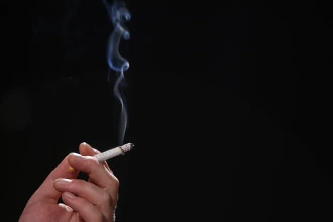 Slika uz članak: Nazaj v dim in alkohol?