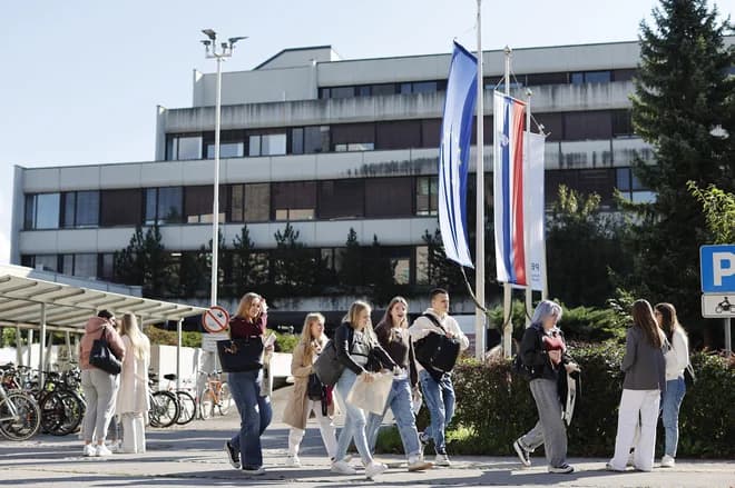Slika uz članak: Varčevanje in vrednotenje dela visokošolskih učiteljev
