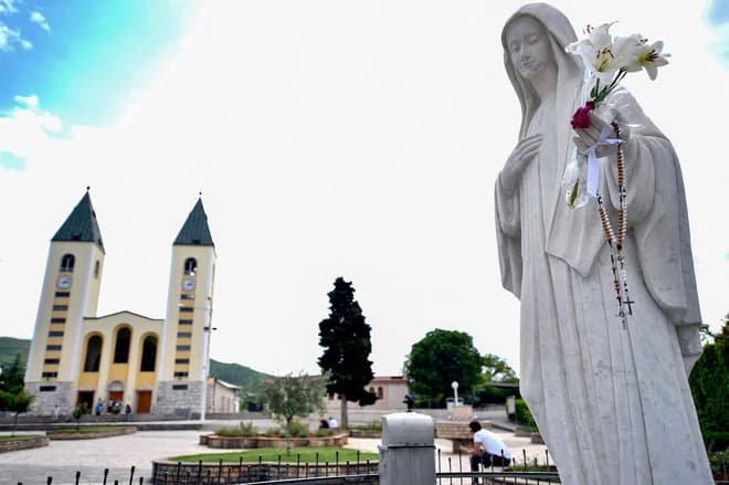 Slika uz članak: Tito in Marija: ko sta maršalska uniforma in brezmadežno srce ista religija