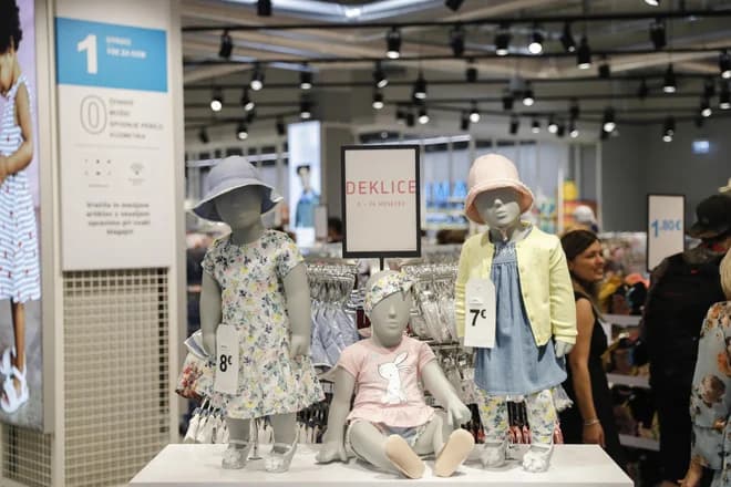 Slika uz članak: Odpoklici oblek, kozmetike in igrač zaradi koktejlov nevarnih kemikalij