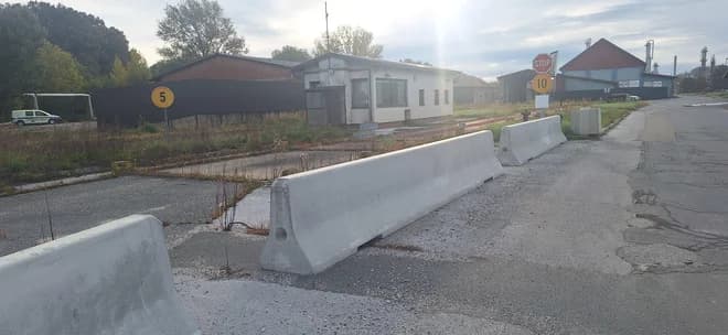 Slika uz članak: Tovarna lažnih Marlborov pri Lendavi: Paragvajci 25 dni zaprti v hali brez dnevne svetlobe