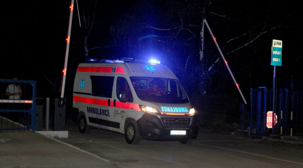 Slika uz članak: Jeziva nesreća u Užicu: Hitna odvozi povređene, rotacije na sve strane (VIDEO)