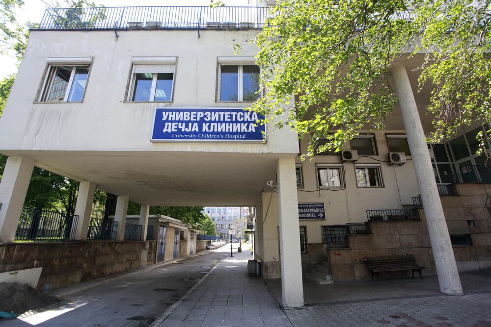 Slika uz članak: Dete (12) palo sa metalne šipke i udarilo glavom o pod: Strašna nesreća na Vračaru, hitno prevezeno u Tiršovu