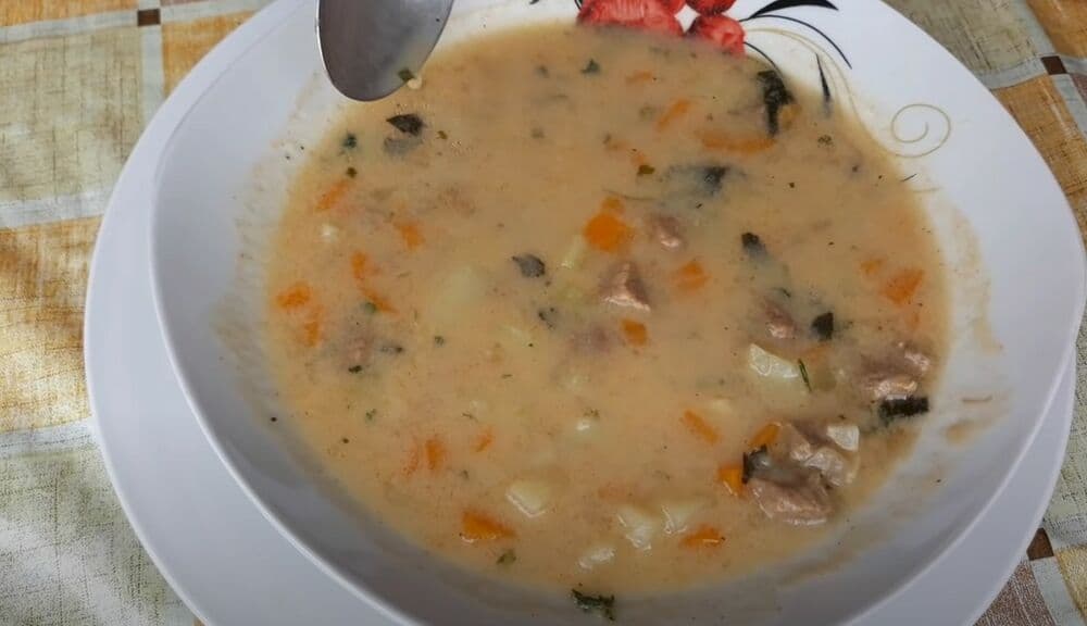 Slika uz članak: Recept za teleću čorbu po kafanskom receptu: Dva koraka koja prave razliku i daju bogat, domaći ukus!