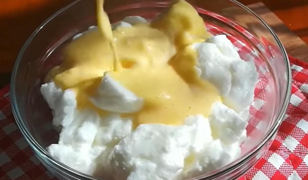 Slika uz članak: Recept za kremaste Šnenokle koje smo jeli u detinjstvu: 1 detalj čuva njihovu vazdušastu teksturu, u tome je TRIK