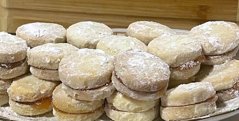 Slika uz članak: Jednostavan recept iz stare bakine sveske: Vanilice sa džemom od kajsija koje se tope u ustima