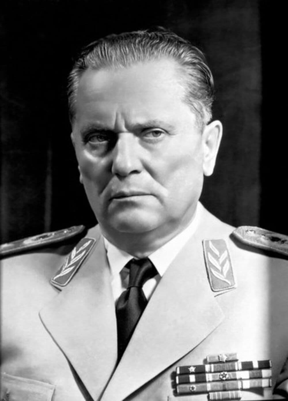 Slika uz članak: OTKRIVENO KOLIKO JE TAČNO BIO VISOK JOSIP BROZ TITO: Podaci iz dosijea ostavili Srbe bez teksta, uvek je radio ovo!