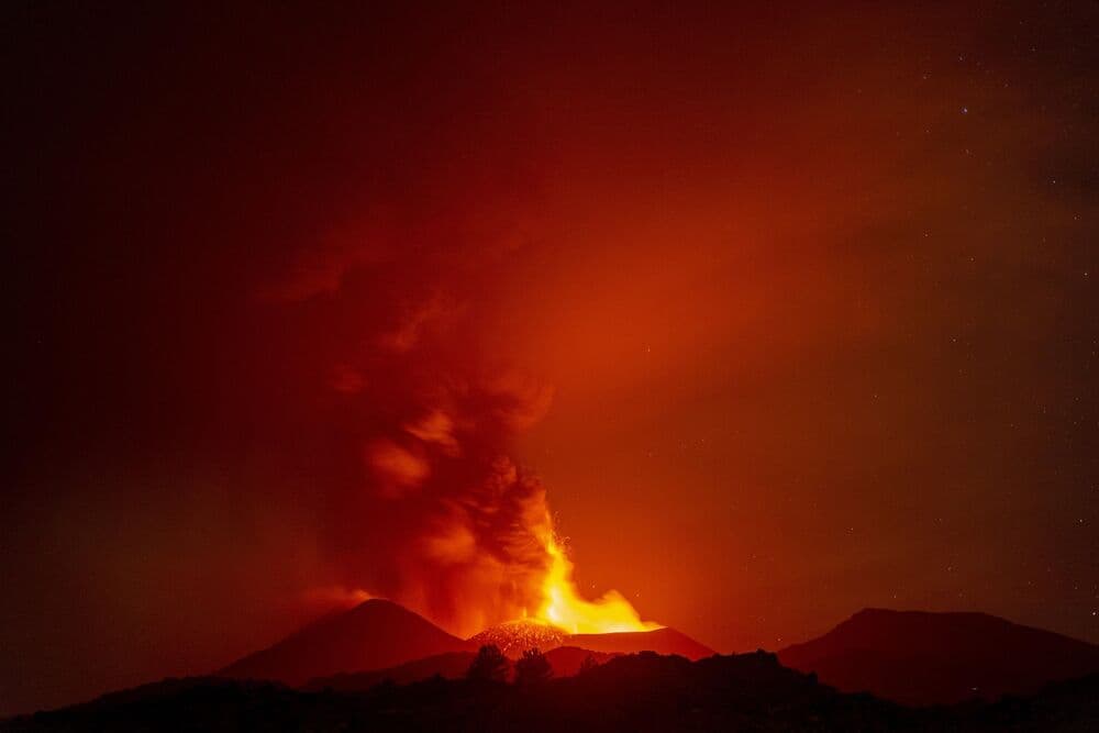 Slika uz članak: Etna ponovo eruptirala! Oblak pepela nadvio se kilometrima iznad vulkana, upaljen crveni alarm, otkazuju se letovi!