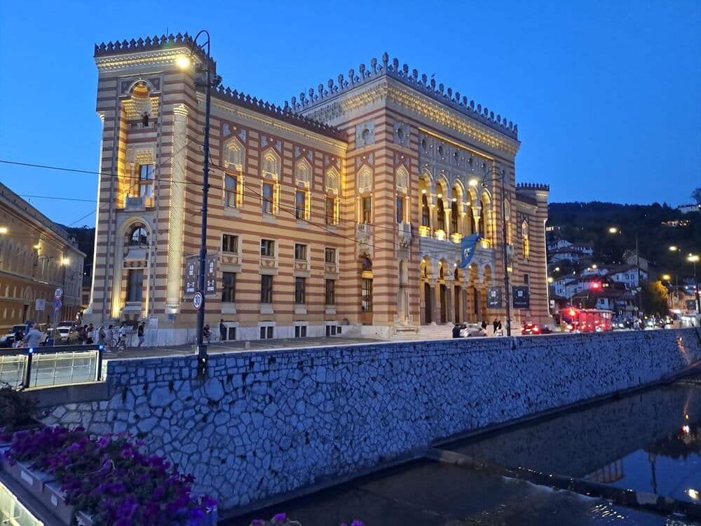 Slika uz članak: Ovaj grad u komšiluku je idealan za odmore tokom praznika: Planina i reka na dohvat ruke, cene za svačiji džep