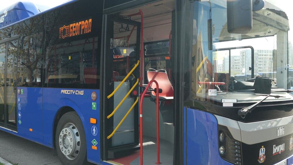 Slika uz članak: (Video) Posle sudara autobusa na Novom Beogradu nastala bizarna scena: Ljudi gledaju snimak u neverici