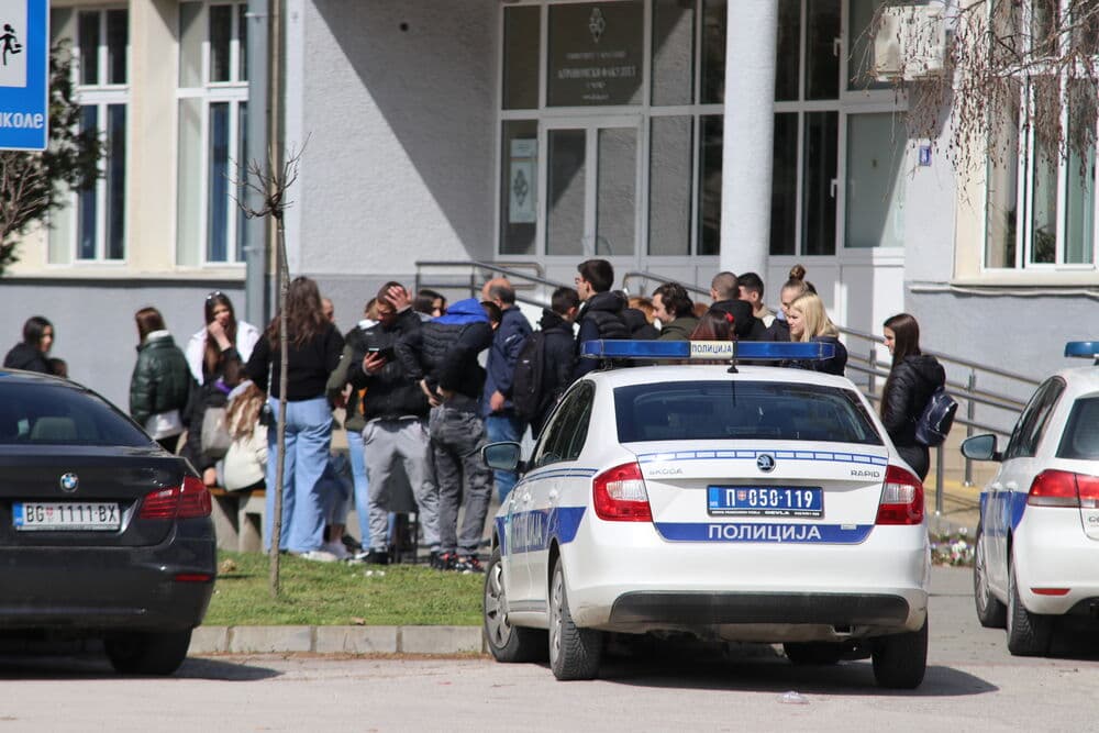 Slika uz članak: Sukob usred sahrane u Novom Pazaru! Muškarca iz zatvora doveli na ispraćaj majke, a onda izbila drama