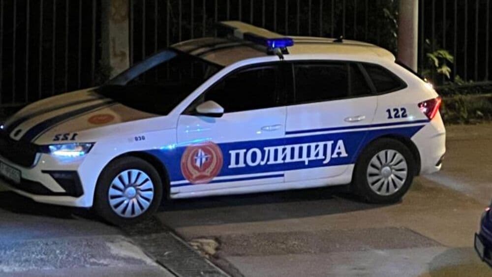 Slika uz članak: Akcija hapšenja ispred kluba u Nikšiću! Šest osoba bliskih organizovanoj kriminalnoj grupi privedeno posle tuče