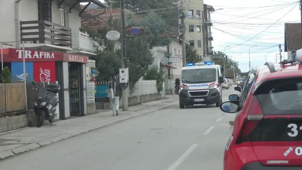 Slika uz članak: Težak udes na ulazu u Stepanovićevo: Vozilo izletelo sa puta, završilo smrskano u kanalu (FOTO)