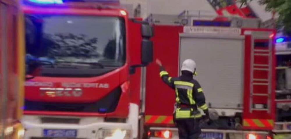 Slika uz članak: I dalje gori poznati hotel na Kopaoniku! Na terenu veliki broj vatrogasaca! Evo šta se tačno zapalilo