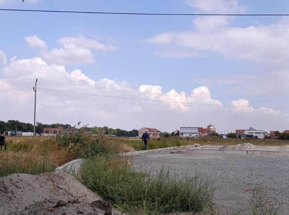 Slika uz članak: Pregazio muškarca autom, pa bežao vozom ka Novom Sadu! Jezive scene sa mesta nesreće u Novoj Pazovi (FOTO)