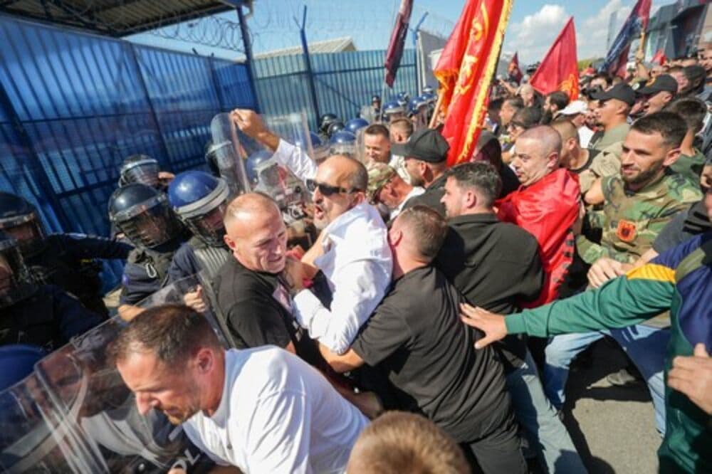 Slika uz članak: Demonstranti u Prištini napali zgradu Vlade i pokušali da uđu u bazu EULEX-a! Bes zbog presuda liderima OVK